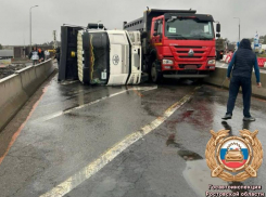 Фура опрокинулась на трассе М-4 «Дон»