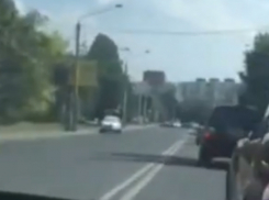 Бешеный таксист-хам обгонял машины через две сплошных в Ростове