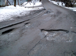 Жуткие ямы на дорогах возмутили ростовских автомобилистов