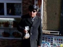 Ростовчане решили помочь слепому пенсионеру, который торгует книгами в центре города