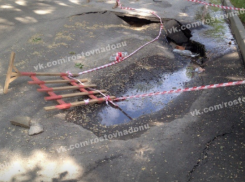 В Ростове после ремонта ямы на 32-й Линии снова провалился асфальт