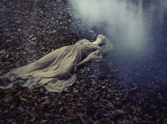 Лежащая на дороге в Ростове под диким кайфом девушка попала на видео 