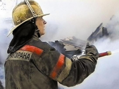 Женщина погибла при пожаре в двухэтажном доме в Шахтах