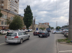 В Ростове женщина попала под колеса машины, переходя дорогу в неположенном месте