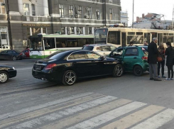 Владелец элитного «Мерседеса» сорвал номерные знаки сразу после ДТП в центре Ростова