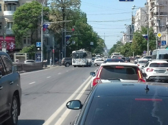 «Мертвый» троллейбус  создал огромную пробку в центре Ростова