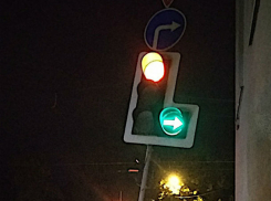 Привязанный веревочкой сломанный светофор до колик рассмешил и до слез огорчил ростовчан