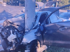 В Ростове водитель легковушки влетел в опору ЛЭП у старого автовокзала