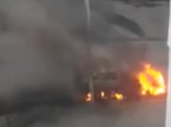 Окутанную языками адового пламени «Ладу» хозяин бросил на произвол судьбы в Ростове на видео