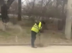 Возмутительная уборка дороги коммунальщиком в Ростове попала на видео