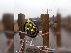 У закрытого объезда через Каратаево повесили траурный венок