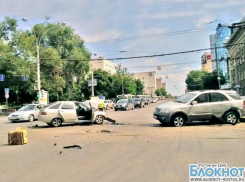 В Ростове на пересечении Б. Садовой и Ворошиловского столкнулись «ВАЗ-2112» и «Киа Соренто». Видео