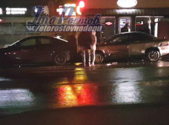 Неуправляемый Opel на мокрой дороге разбил припаркованные автомобили в Ростове