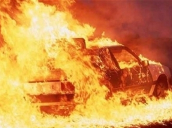 Четыре дорогих иномарки сгорели на пожаре в Ростове