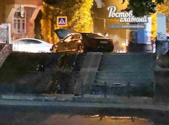 В Ростове иномарка по ступенькам выехала на аллею на Пушкинской