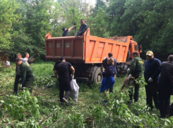 Два грузовика отходов вывезли с берегов Дона в Ростовской области