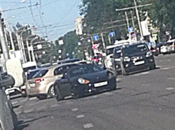 Элитный спорткар-красавец и такси разбились в центре Ростова
