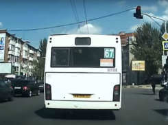 Нагло проехавший на красный пассажирский автобус в Ростове попал на видео