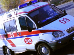 В Ростовской области автоледи за рулем «пятнадцатой» врезалась в столб 