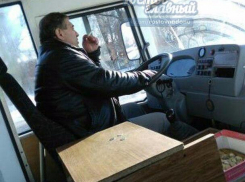 Курящие водители маршруток в Ростове вызвали возмущение горожан и «поймались» на фото
