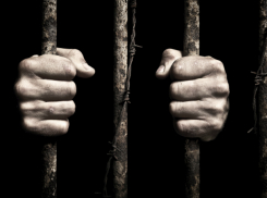 Полицейских, подбрасывающих наркотики и вымогающих взятки, осудили в Ростове