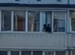 Юная ростовчанка каждый день играет со смертью на балконе многоэтажки