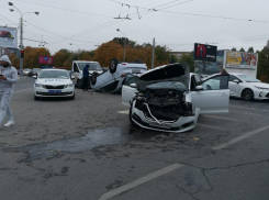 В Ростове на Западном перевернулся Lexus после ДТП