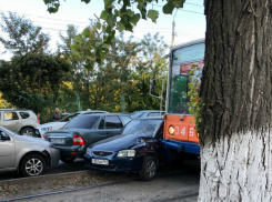 Собравшее огромную гору из автомобилей массовое ДТП с трамваем под Ростовом попало на видео