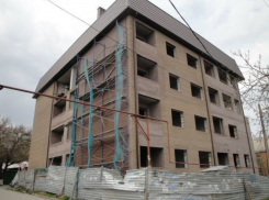 Власти Ростова решили уничтожить незаконно построенный шестиэтажный дом