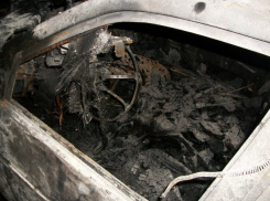 Стоящую в гараже Lada Kalina уничтожил огонь в Ростовской области