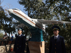 В Тагагроге поставили памятник легендарному самолету-амфибии