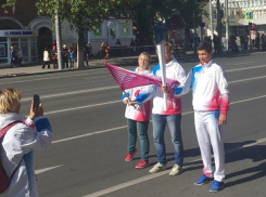 Эстафету огня передавали друг другу знаменитые спортсмены в центре Ростова