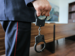 Полицейский заковал в наручники и избил задержанного в Ростовской области