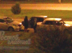 Двое мужчин на Левенцовке сливали бензин из припаркованных на ночь авто