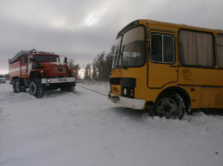 В снежном плену оказались школьный автобус и 8 автомобилей в Ростовской области