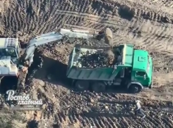 Ростовчанин снял на видео, как рабочие маскируют строительный мусор землей