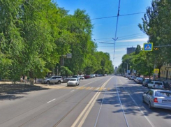 В центре Ростова водитель на ВАЗе сбил двух девочек и скрылся