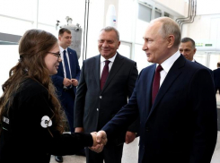 Путин пригласил школьницу из Ростова на пуск пилотируемого корабля и подарил ключ управления ракетой