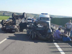 Двое молодых мужчин погибли в ДТП с уснувшей автоледи на трассе Ростовской области