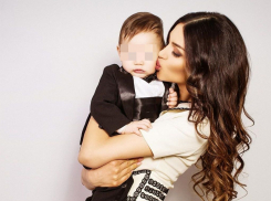 Модель Оксана Воеводина празднует первый день рождения сына