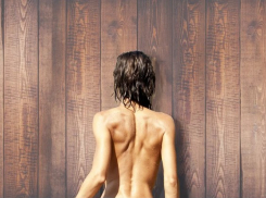 Обнаженная красотка умоляла отхлестать ее веником