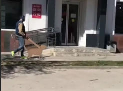 Ростовчанин прогулялся по городу с картонной собакой на поводке