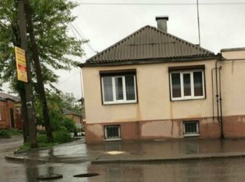 Опасную «ливневку» обнаружили «обессиленные» автомобилисты на дороге Ростова