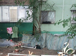 Хроническая «мусорщица» Ростова устроила из квартиры свалку и переехала жить под балкон