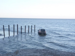 Таганрогские автолюбители рассекают по Азовскому морю