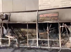 В станице Кагальницкой тушат загоревшийся магазин