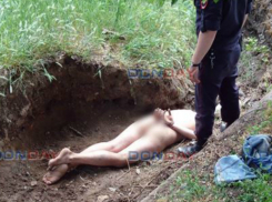 Попой кверху: агрессивно обнаженного «кладоискателя» поймали полицейские под Ростовом