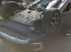 Французский кроссовер перевернулся от страшного удара неуправляемого «Форда» в центре Ростова