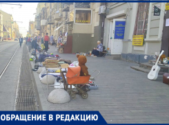 Жители Ростова ходят по проезжей части из-за барахолки на тротуаре