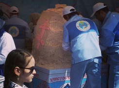Опубликовано видео поедания Царь-пасхи удивленными жителями Новочеркасска